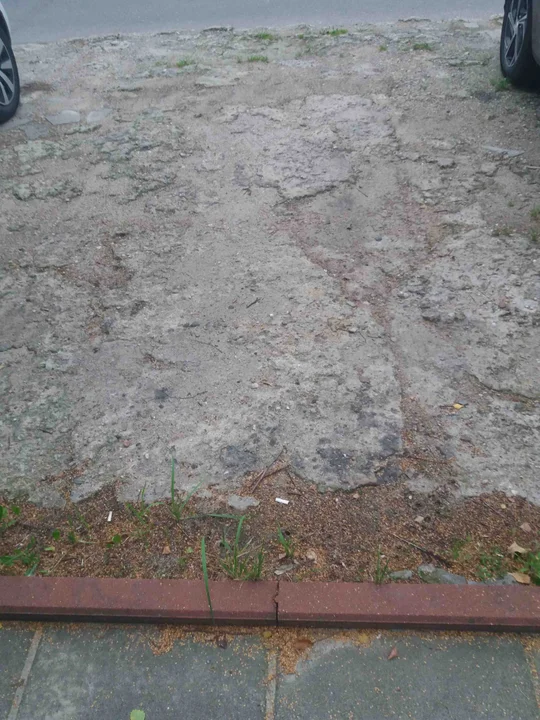 Zaniedbany parking przy Pstrągowej na Radogoszczu w Łodzi