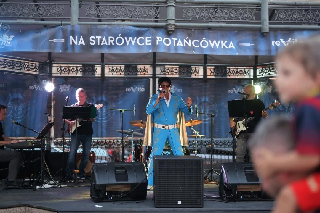 Elvis na starówce! Zobacz, jak bawili się płocczanie na kolejnej potańcówce [ZDJĘCIA] - Zdjęcie główne