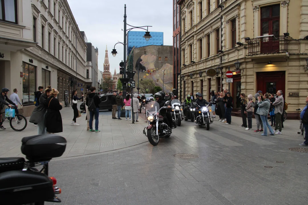 Wielka parada motocyklowa na ulicy Piotrkowskiej w Łodzi