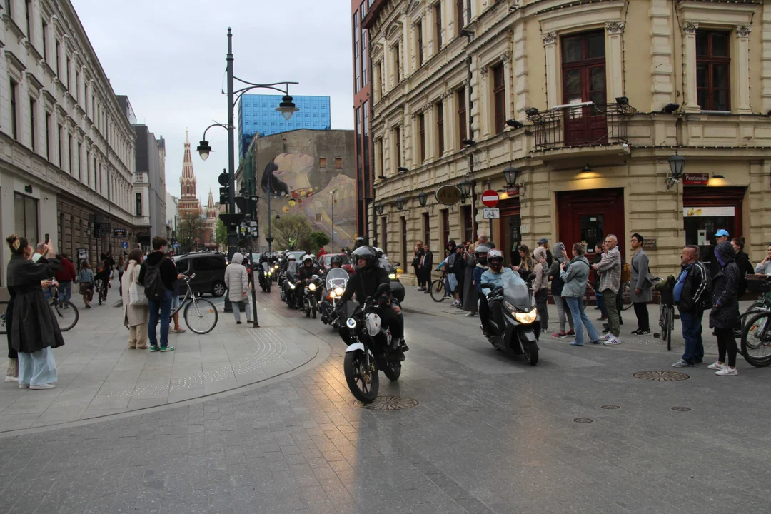 Wielka parada motocyklowa na ulicy Piotrkowskiej w Łodzi