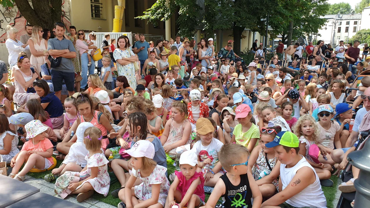 Czerwony kapturek na Piotrkowskiej