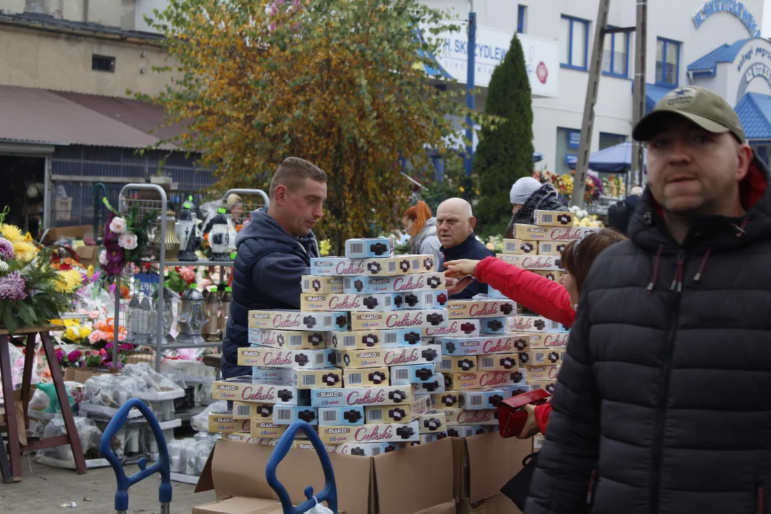 Kramy pod łódzkimi cmentarzami