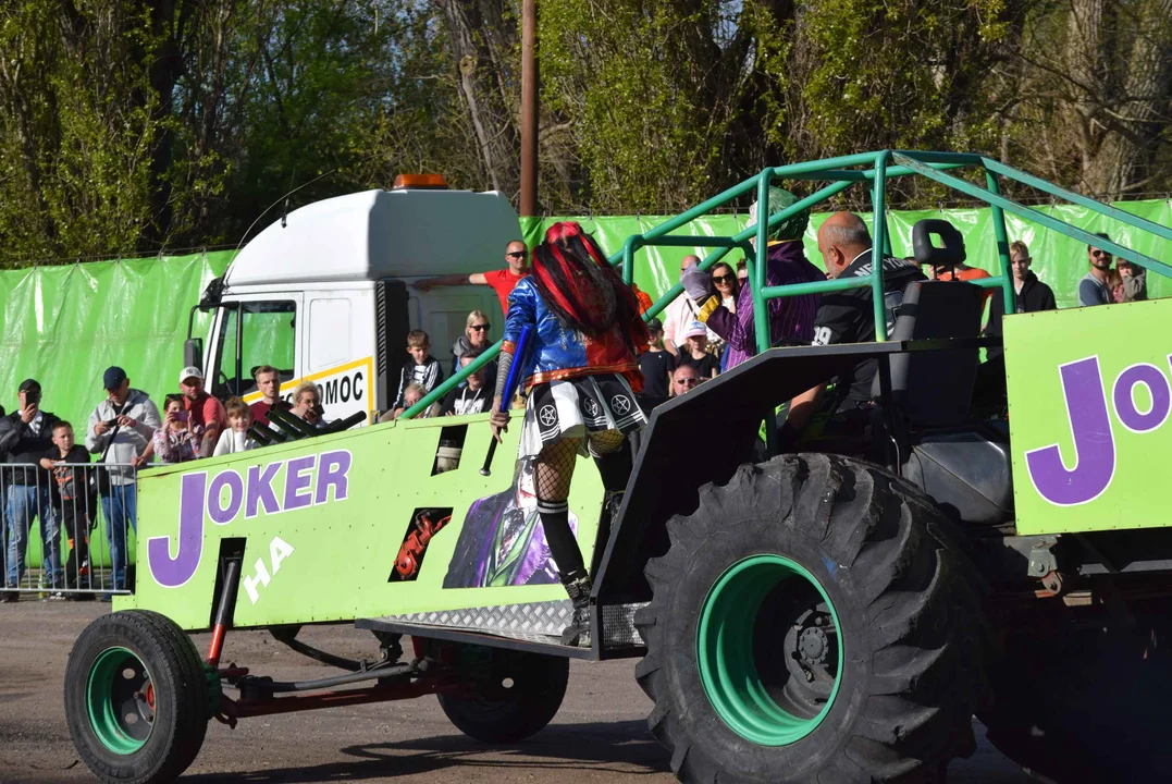 Giganty na czterech kołach zrobiły duże show! Widowiskowy pokaz monster trucków