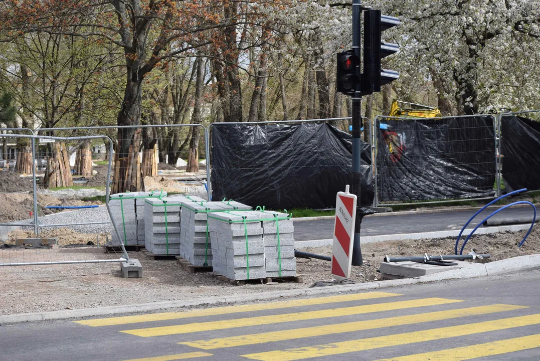 Utrudnienia dla kierowców i pieszych na skrzyżowaniu ul. Ogrodowej i ul. Zachodniej. Obok trwa budowa "Bulwarów Północnych" oraz modernizacja parku Staromiejskiego.