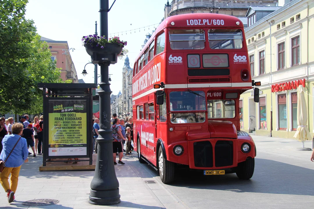 Piętrowy autobus turystyczny przemierza szlakiem łódzkich zabytków