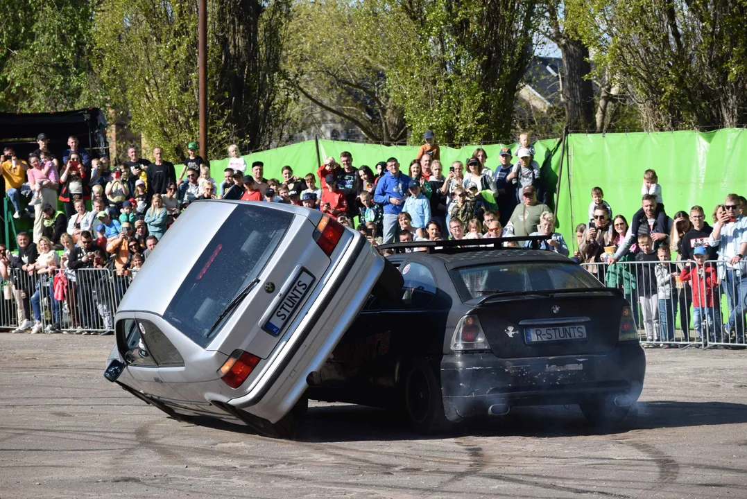 Giganty na czterech kołach zrobiły duże show! Widowiskowy pokaz monster trucków