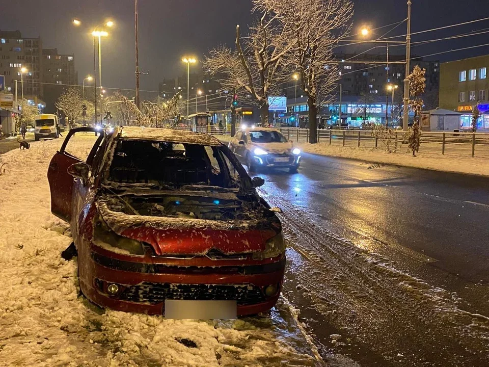 Pożar samochodu w Łodzi. Wieczorny pożar na ul. Dąbrowskiego.