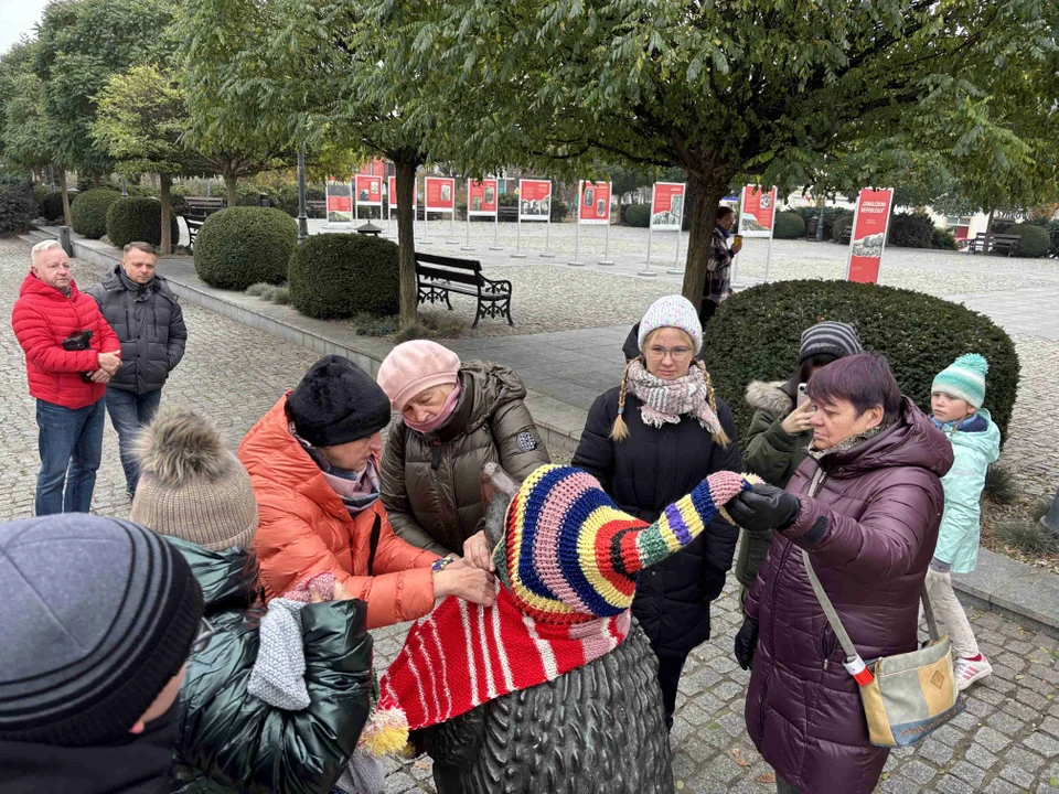 Pomnik w centrum miasta udekorowany przez grupę „Zamontanki”