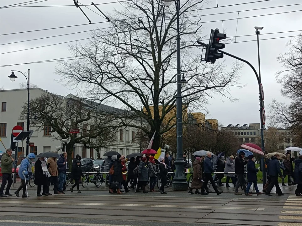 Marsz papieski w Łodzi. Setki łodzian ruszyło ulicami miasta [zdjęcia]