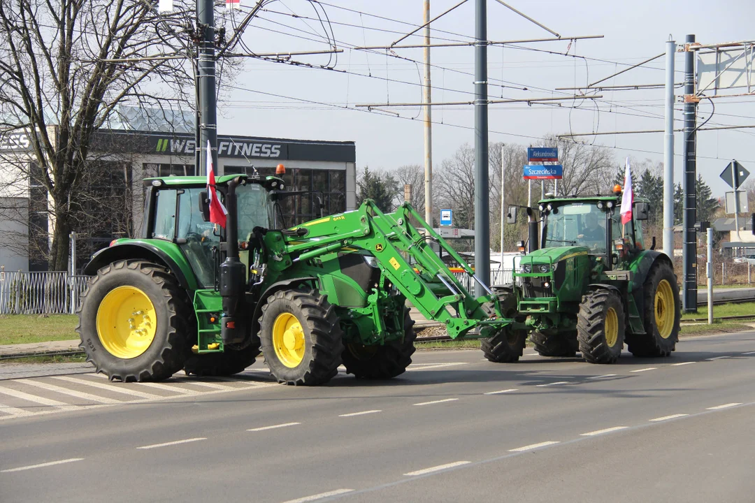 Protest rolników w Łodzi - skrzyżowanie Aleksandrowska/Szczecińska