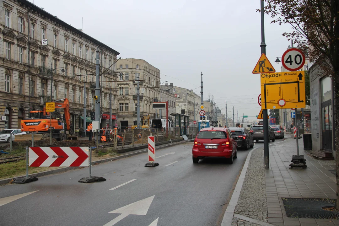 Trwa łączenie nowego torowiska ze starym przy ul.Legionów w Łodzi