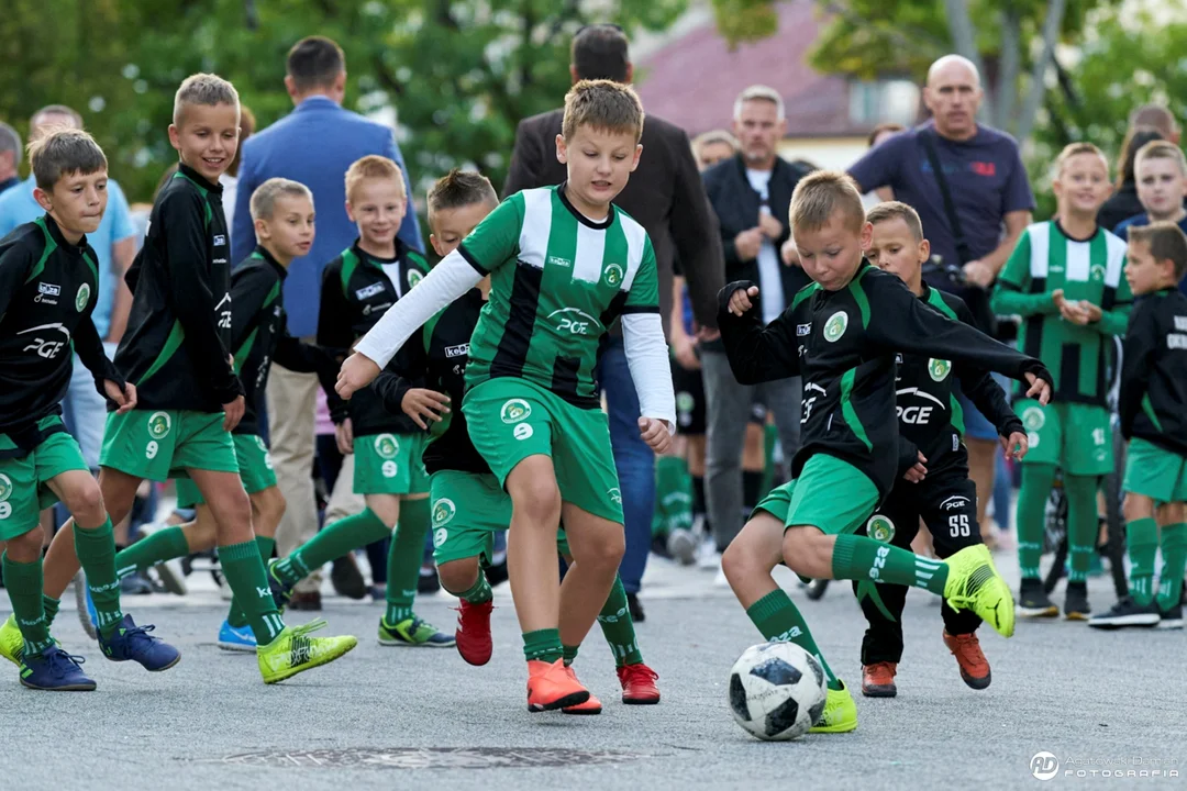 Rodzinny piknik i prezentacja zawodników GKS. Tak wyglądała impreza na placu Narutowicza [FOTO] - Zdjęcie główne