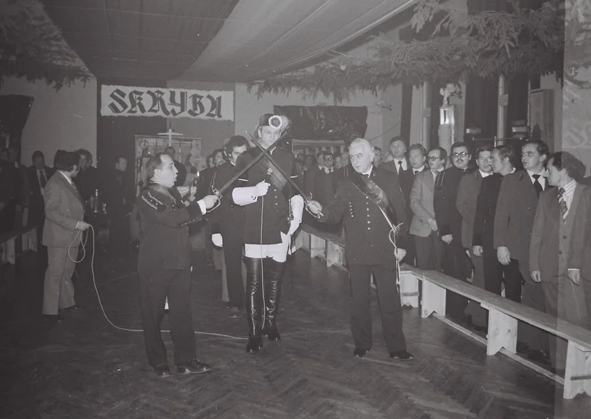 Karczma piwna, czyli śpiew, krupniok i żarty na biesiadzie. Narodziny górniczej tradycji w Bełchatowie [FOTO] - Zdjęcie główne