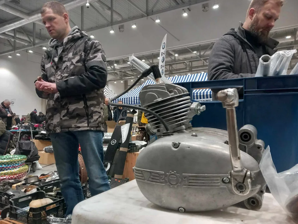 Tłumy Łodzian na Moto Weteran Bazar w Łodzi. Motocykle, broń, ubrania i starocie