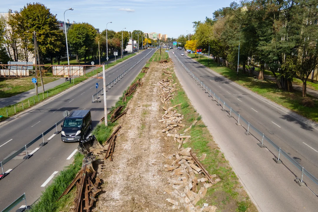 Ruszyła przebudowa kolejnego odcinka ważnej alei. Na początek zniknie stare torowisko. Kiedy powróci tutaj tramwaj? - Zdjęcie główne