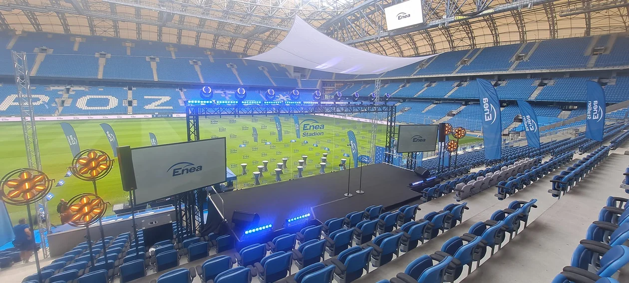 Stadion podczas uroczystości ogłoszenia sponsora tytularnego