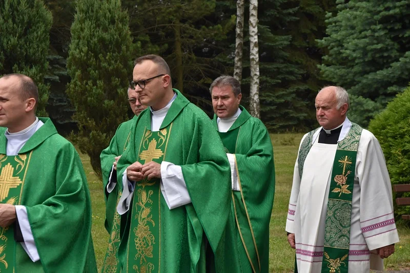 Nowy proboszcz w bełchatowskiej parafii. Wierni przywitali duchownego chlebem i solą [FOTO] - Zdjęcie główne