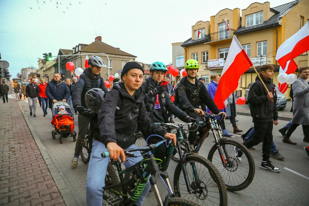 Pochody 11 listopada w Zgierzu. Mieszkańcy tłumnie uczestniczyli w uroczystościach Święta Niepodległości.