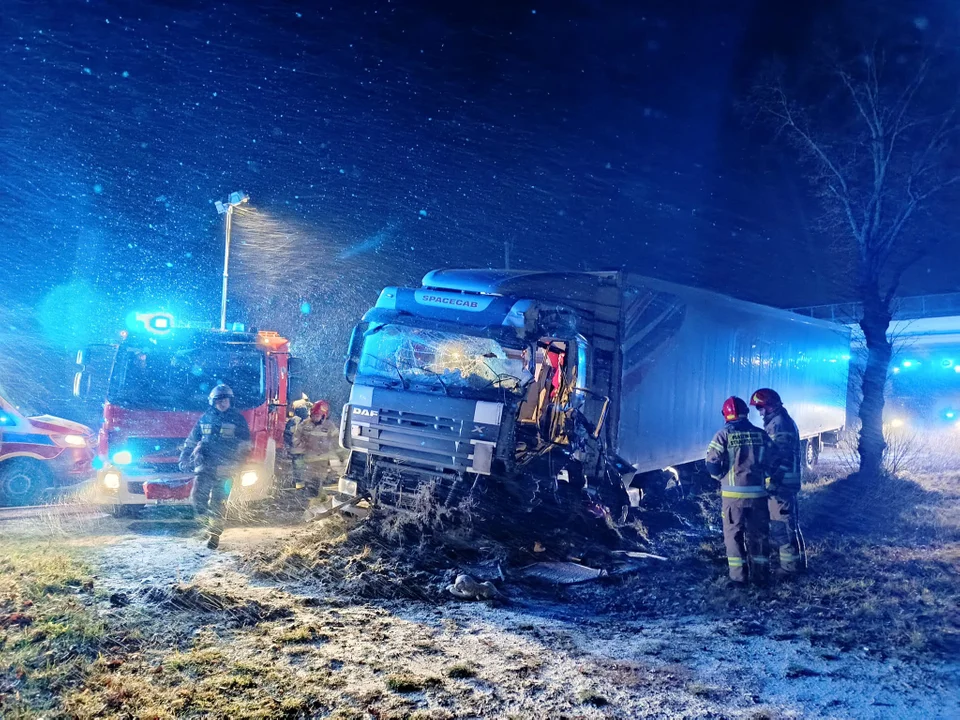 Czołowe zdarzenie dwóch ciężarówek. Poważnie ranny mieszkaniec naszego powiatu (FOTO) - Zdjęcie główne