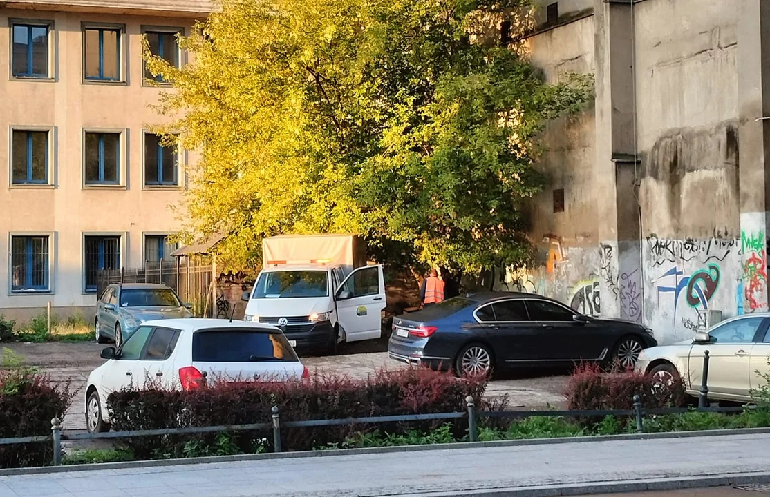 Z parkingu przy Narutowicza w Łodzi zniknęły śmieci. "ZUK ma kontrolować ten teren" [ZDJĘCIA] - Zdjęcie główne