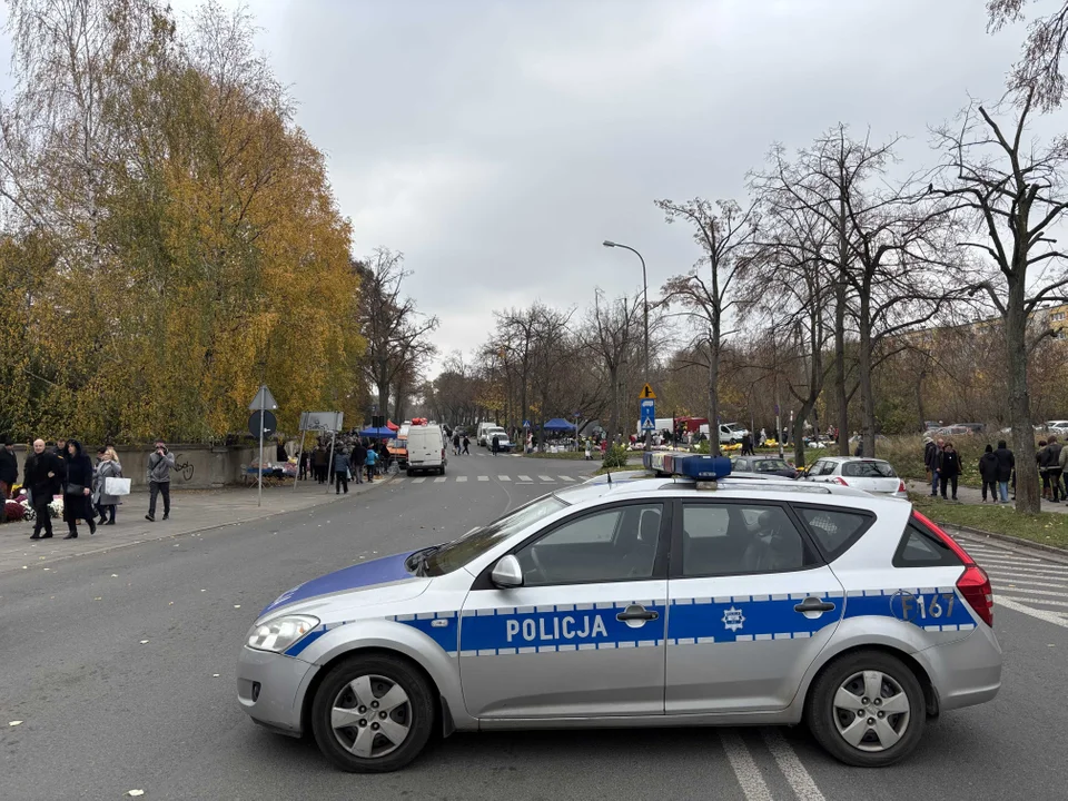 Korki w okolicach cmentarza na Dołach