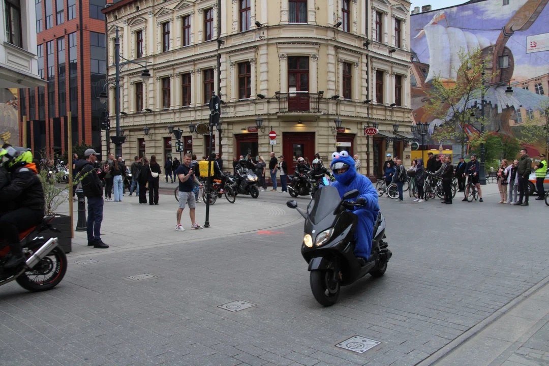 Wielka parada motocyklowa na ulicy Piotrkowskiej w Łodzi