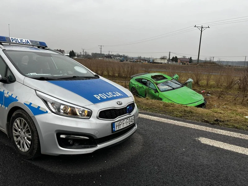 Rozbił sportowe auto pod Kutnem. Młody kierowca miał ponad pół promila [FOTO] - Zdjęcie główne