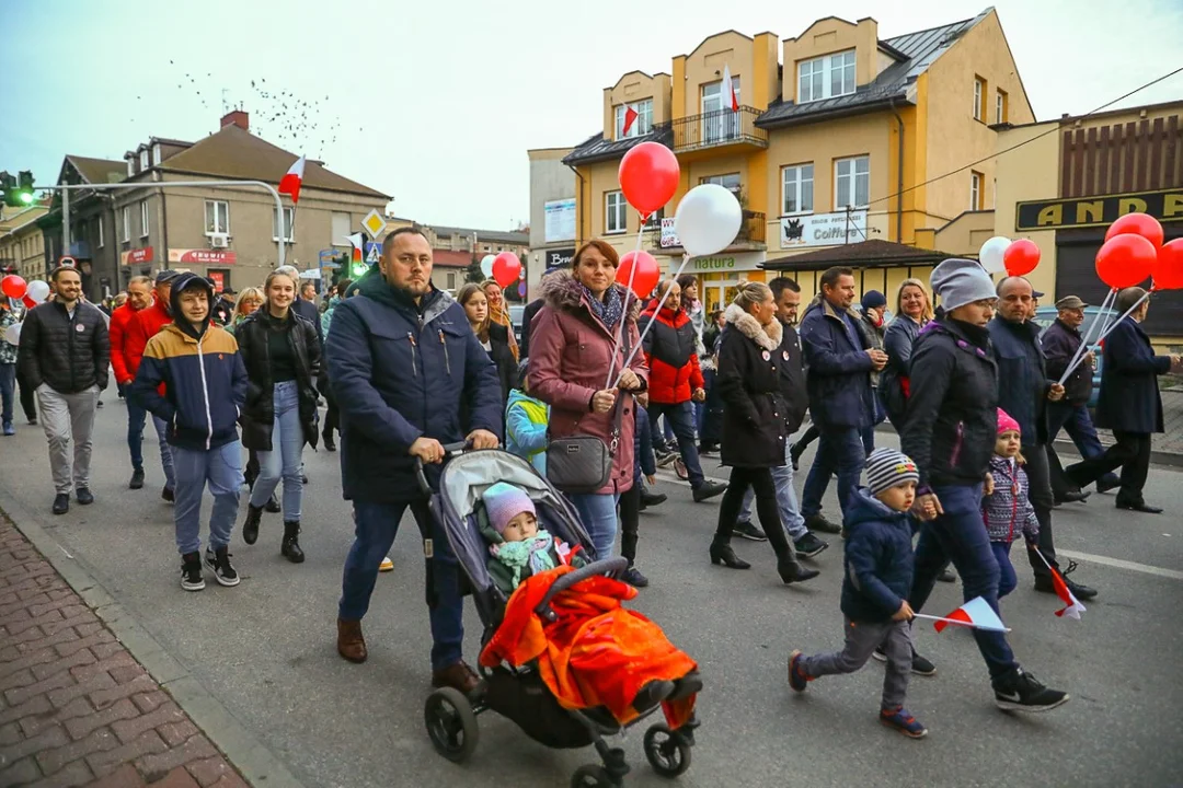 Pochody 11 listopada w Zgierzu. Mieszkańcy tłumnie uczestniczyli w uroczystościach Święta Niepodległości.