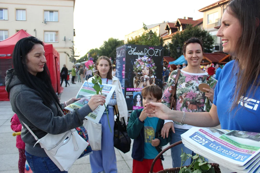 KCI rozdaje róże i gazety na kutnowskim Święcie Róży