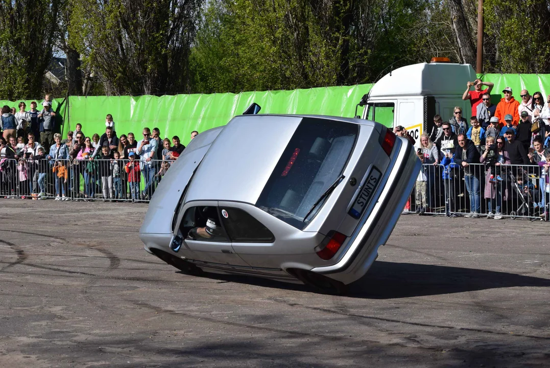 Giganty na czterech kołach zrobiły duże show! Widowiskowy pokaz monster trucków