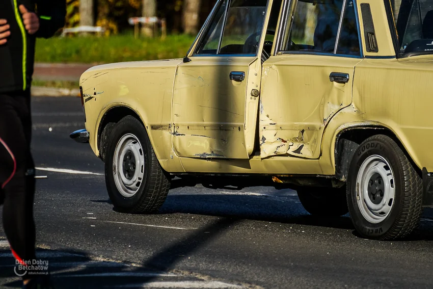 Wypadek na al. Wyszyńskiego. Policyjny motocykl zderzył się z osobówką