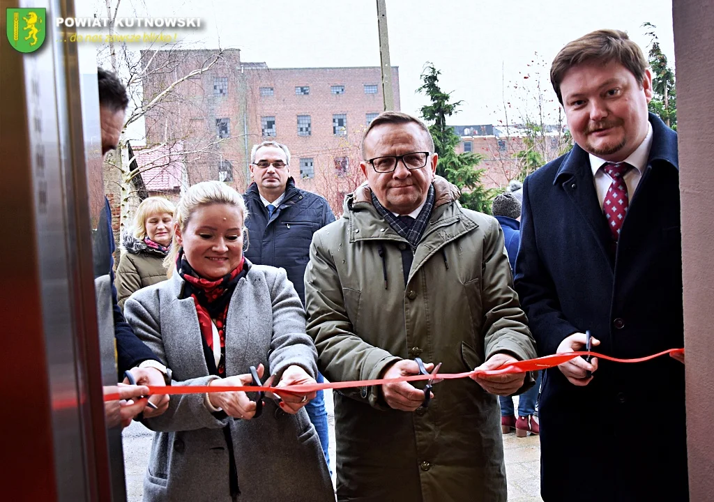 Uroczystość w Krośniewicach. Pojawiła się winda, władze przecinają wstęgę [ZDJĘCIA] - Zdjęcie główne