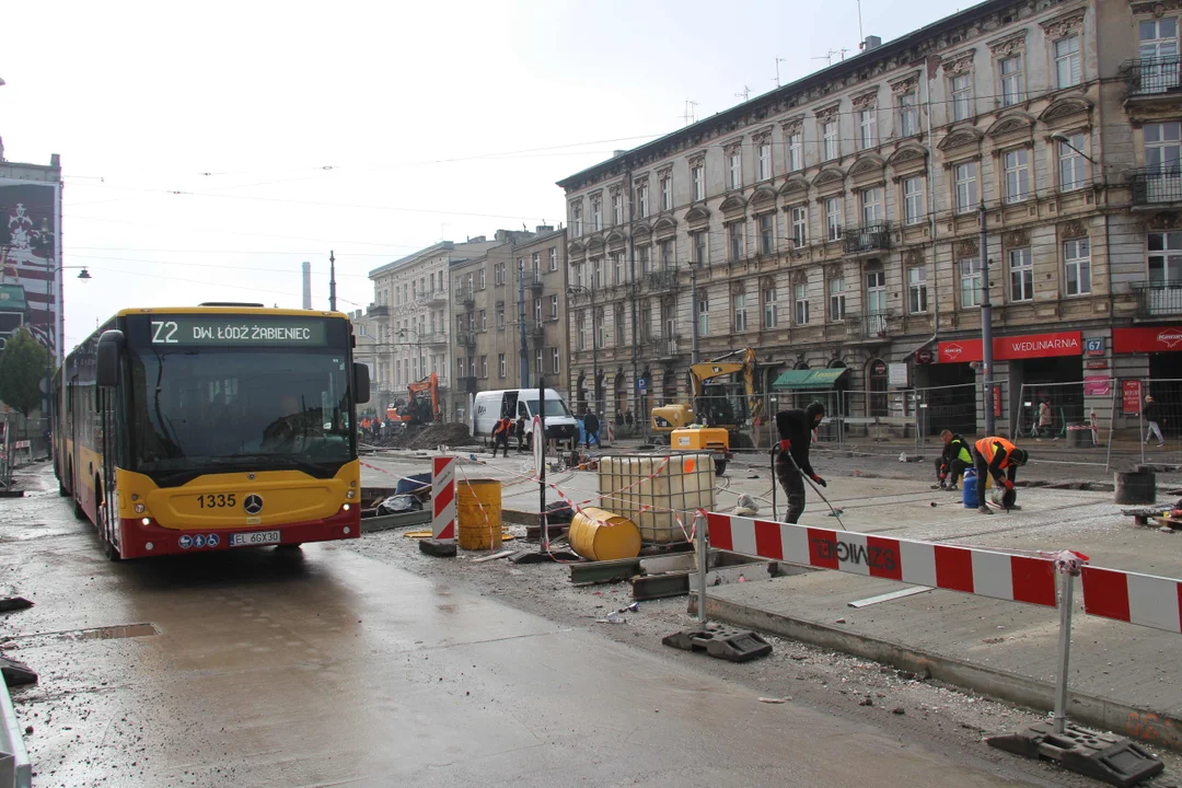 Trwa łączenie nowego torowiska ze starym przy ul.Legionów w Łodzi