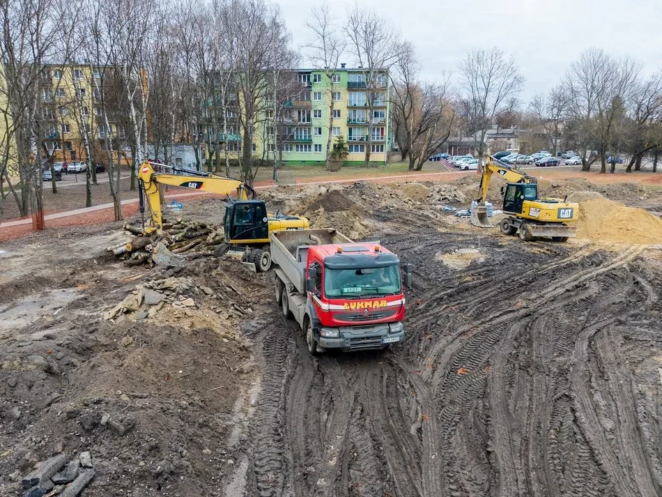 Trwa przebudowa ostatniego etapu ważnej alei. Na jakim jest etapie? Co się dzieje w miejscu krańcówki MPK Łódź? - Zdjęcie główne