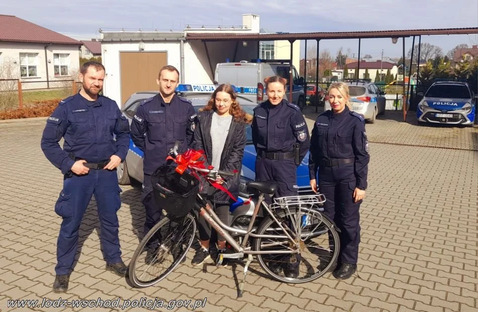 Jej historia wzruszyła policjantów. Zrzucili się na nowy rower dla nastolatki - Zdjęcie główne