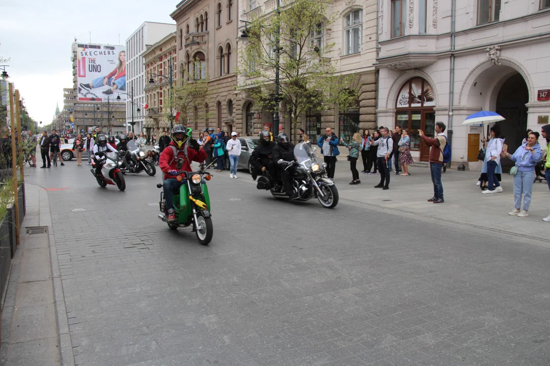 Wielka parada motocyklowa na ulicy Piotrkowskiej w Łodzi