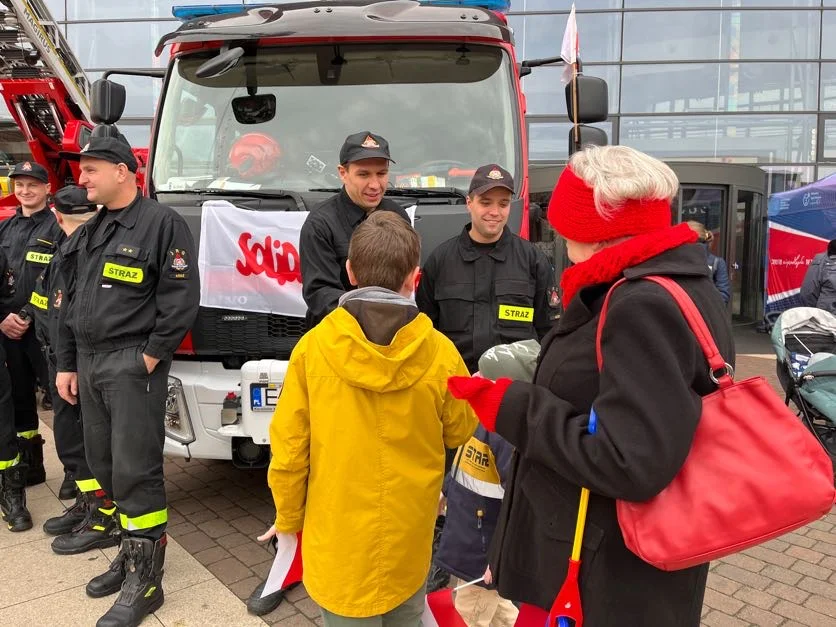 Obchody Święta Niepodległości w Łodzi na rynku Manufaktury