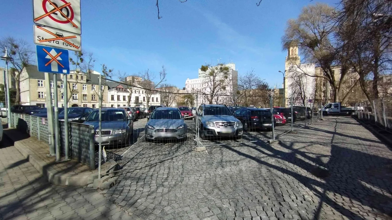 Parking dla robotników, a nie dla mieszkańców? "Przecież mogą jeździć tą rzekomo fantastyczną komunikacją miejską" [ZDJĘCIA] - Zdjęcie główne