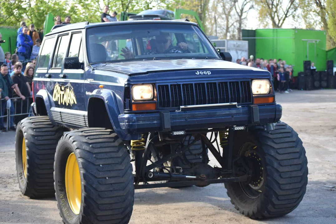 Giganty na czterech kołach zrobiły duże show! Widowiskowy pokaz monster trucków