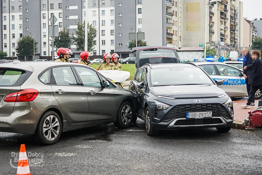 Wypadek przed siedzibą PGE. Ranna kobieta trafiła do szpitala  [FOTO]