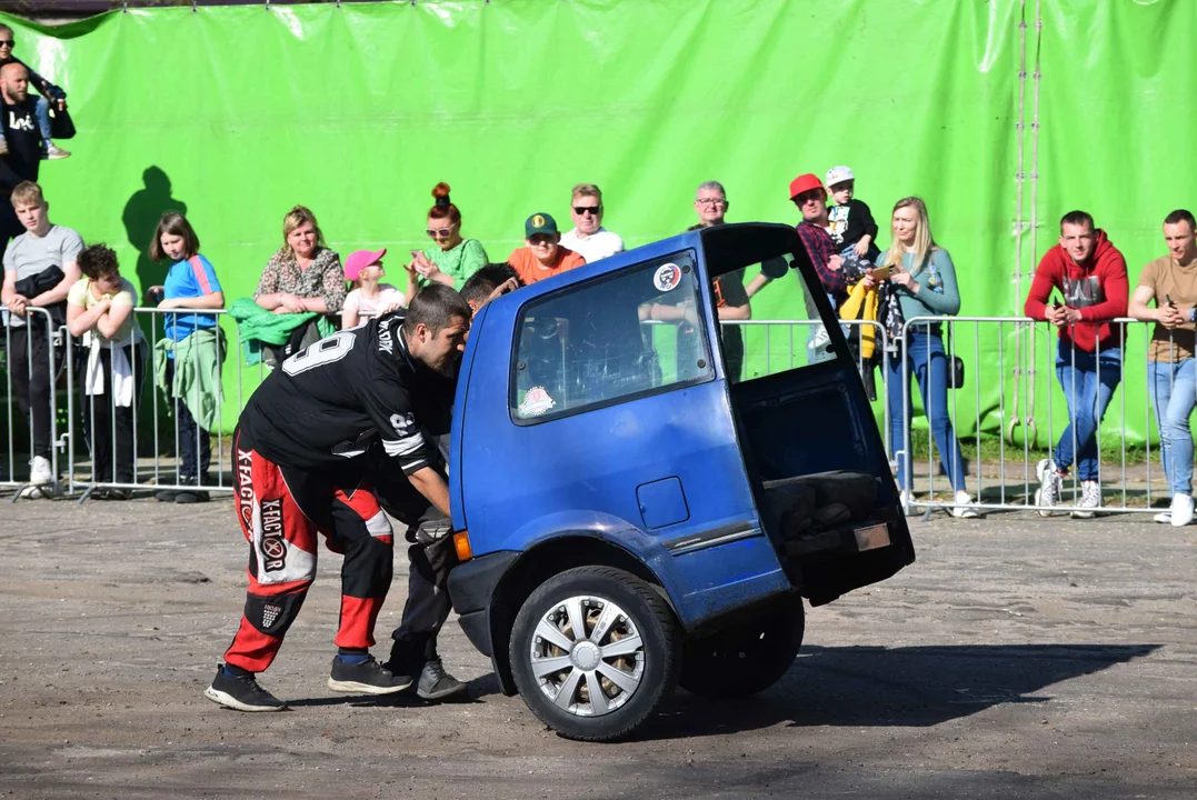 Giganty na czterech kołach zrobiły duże show! Widowiskowy pokaz monster trucków