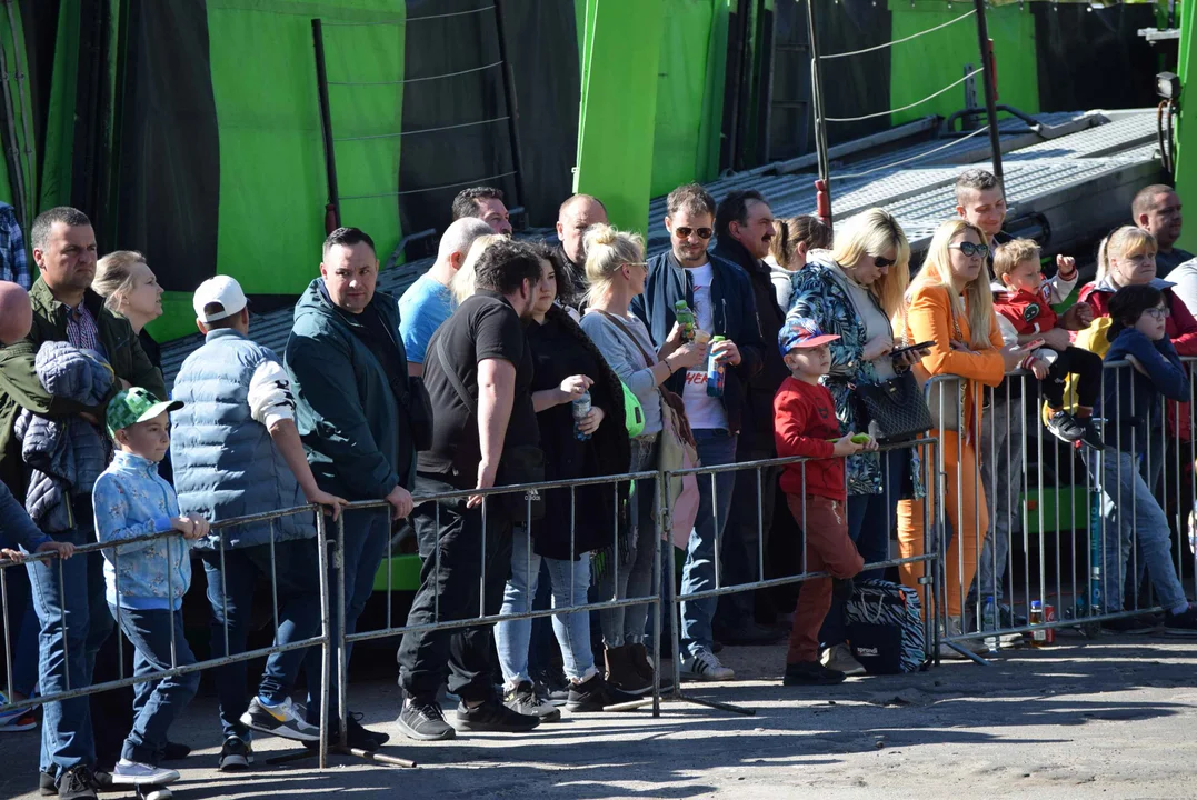 Giganty na czterech kołach zrobiły duże show! Widowiskowy pokaz monster trucków