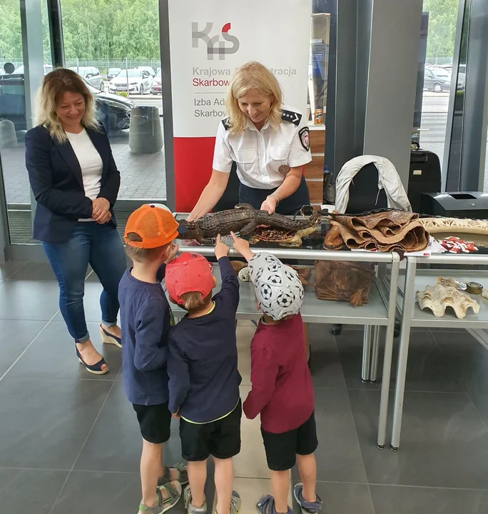 Akcja edukacyjna służb na łódzkim lotnisku