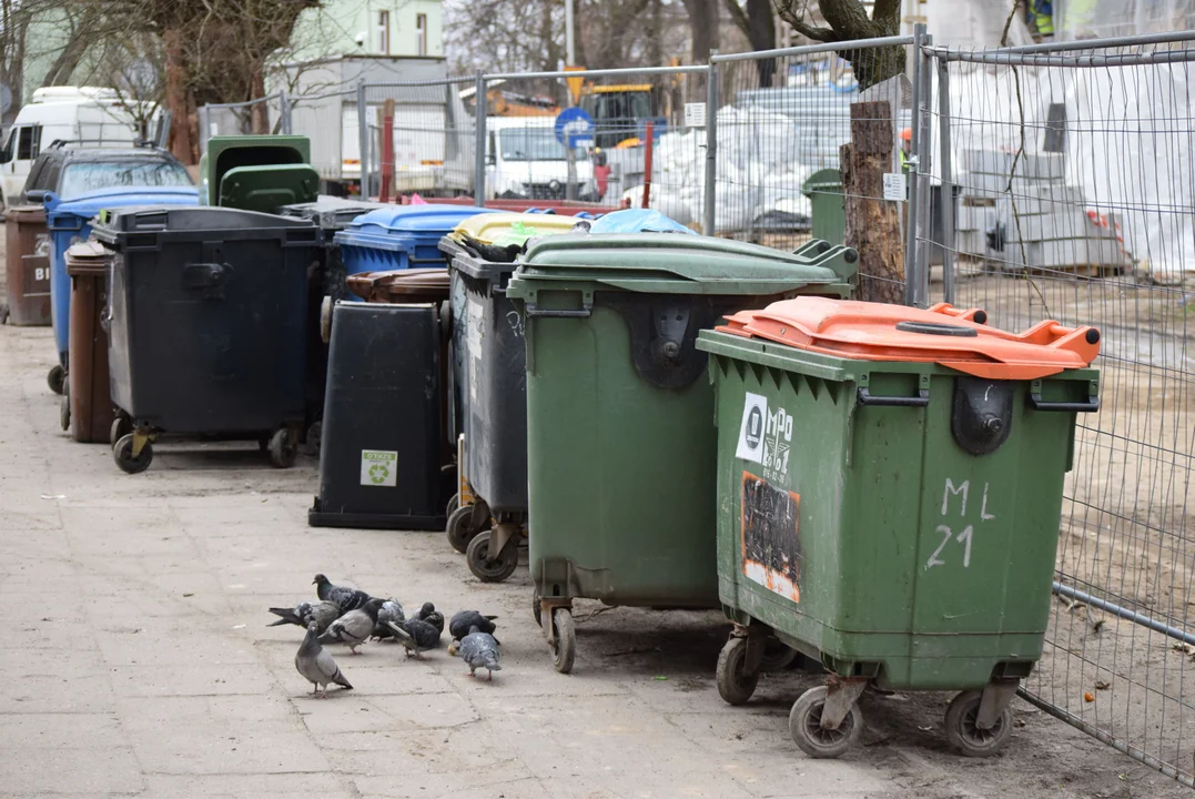 Mieszkańcy mają dość zalegających śmieci w centrum Łodzi. „Flaszek jest więcej niż robotników” [zdjęcia]