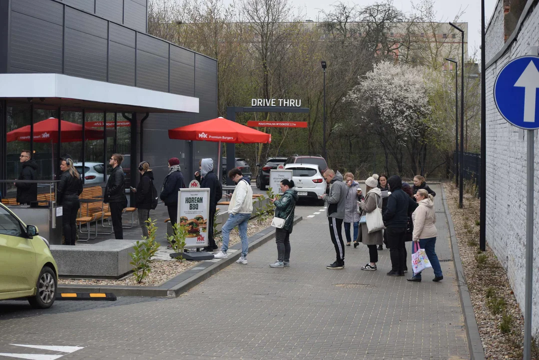 Tłumy łodzian na otwarciu restauracji MAX Premium Burgers. Tego jeszcze w Łodzi nie było [ZOBACZ ZDJĘCIA]