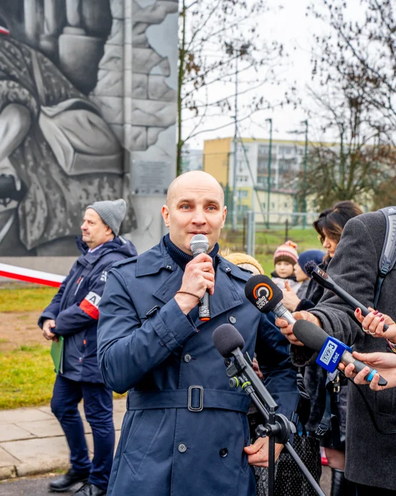 Chwała Armii Krajowej. Na budynku XXXIII LO w Łodzi pojawił się patriotyczny mural