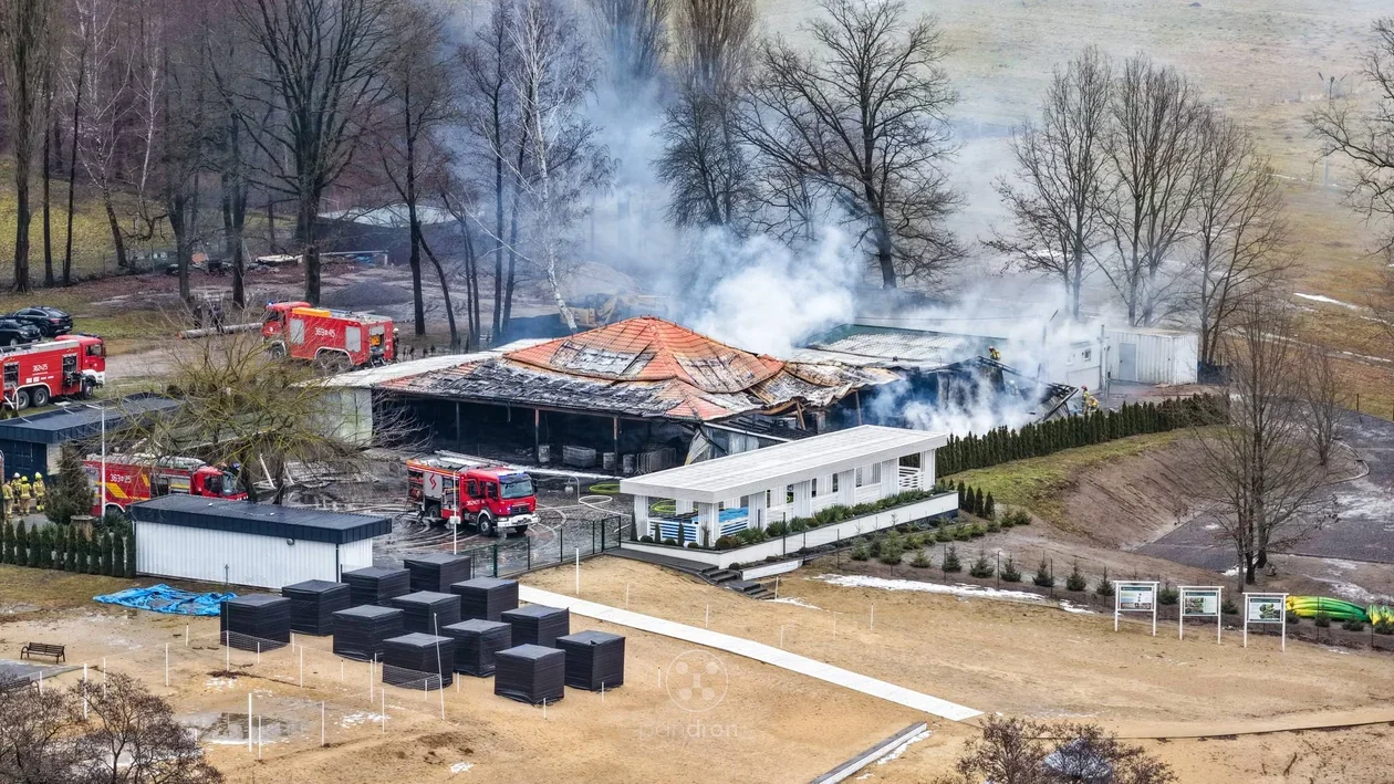Pożar „Patelni” w Grabinie. Spłonęło kultowe miejsce letnich imprez (ZDJĘCIA) - Zdjęcie główne