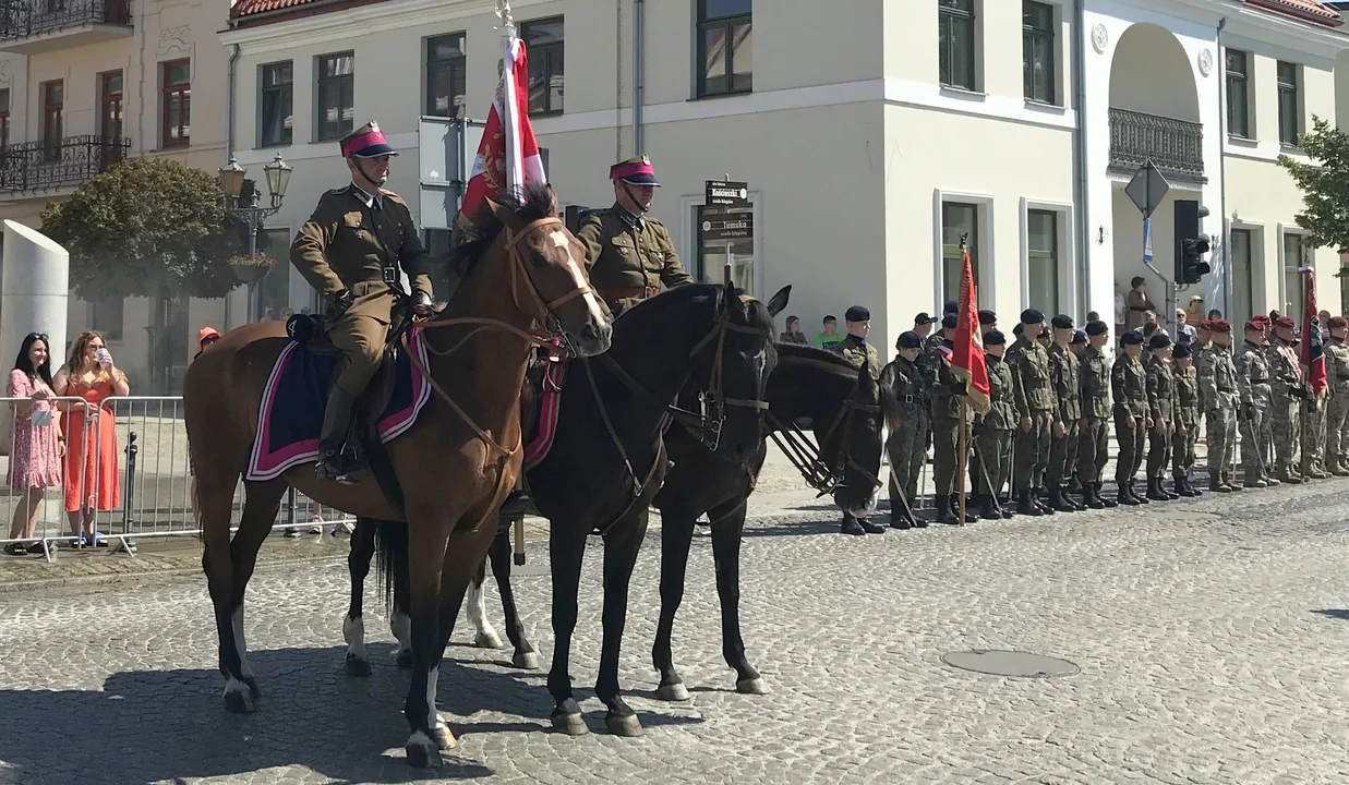 Msza, kwiaty, konie, kombatanci, harcerze i politycy. Święto Wojska Polskiego w Płocku [ZDJĘCIA] - Zdjęcie główne