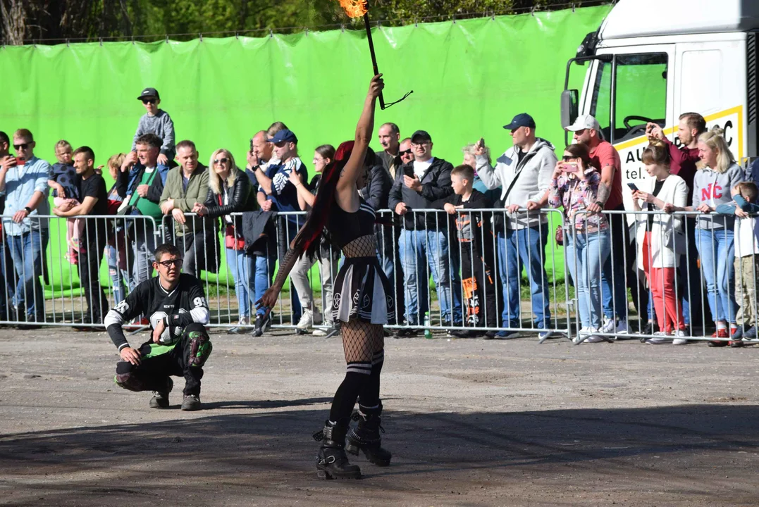 Giganty na czterech kołach zrobiły duże show! Widowiskowy pokaz monster trucków