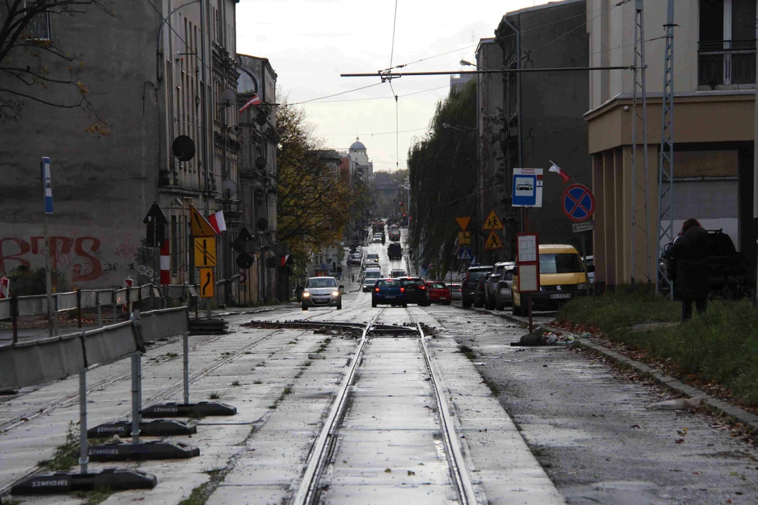 Brudny przystanek tramwajowy przy centrum krwiodawstwa w Łodzi